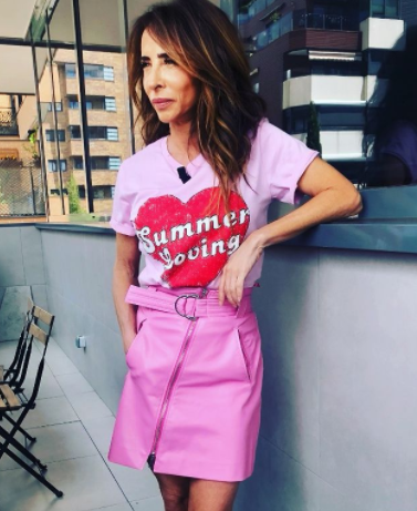 maria patiño posando maria patiño posando con falda rosa y camiseta con corazon