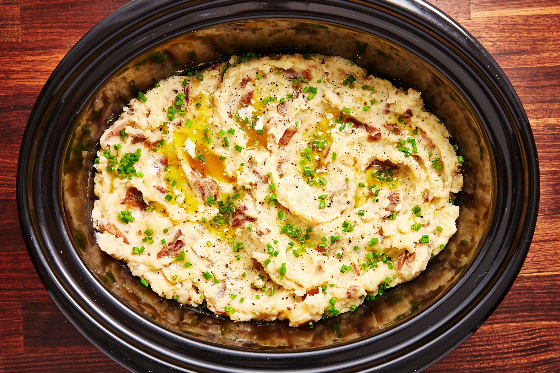 Slow-Cooker Garlicky Mashed Potatoes Are Here To Save Thanksgiving 😍