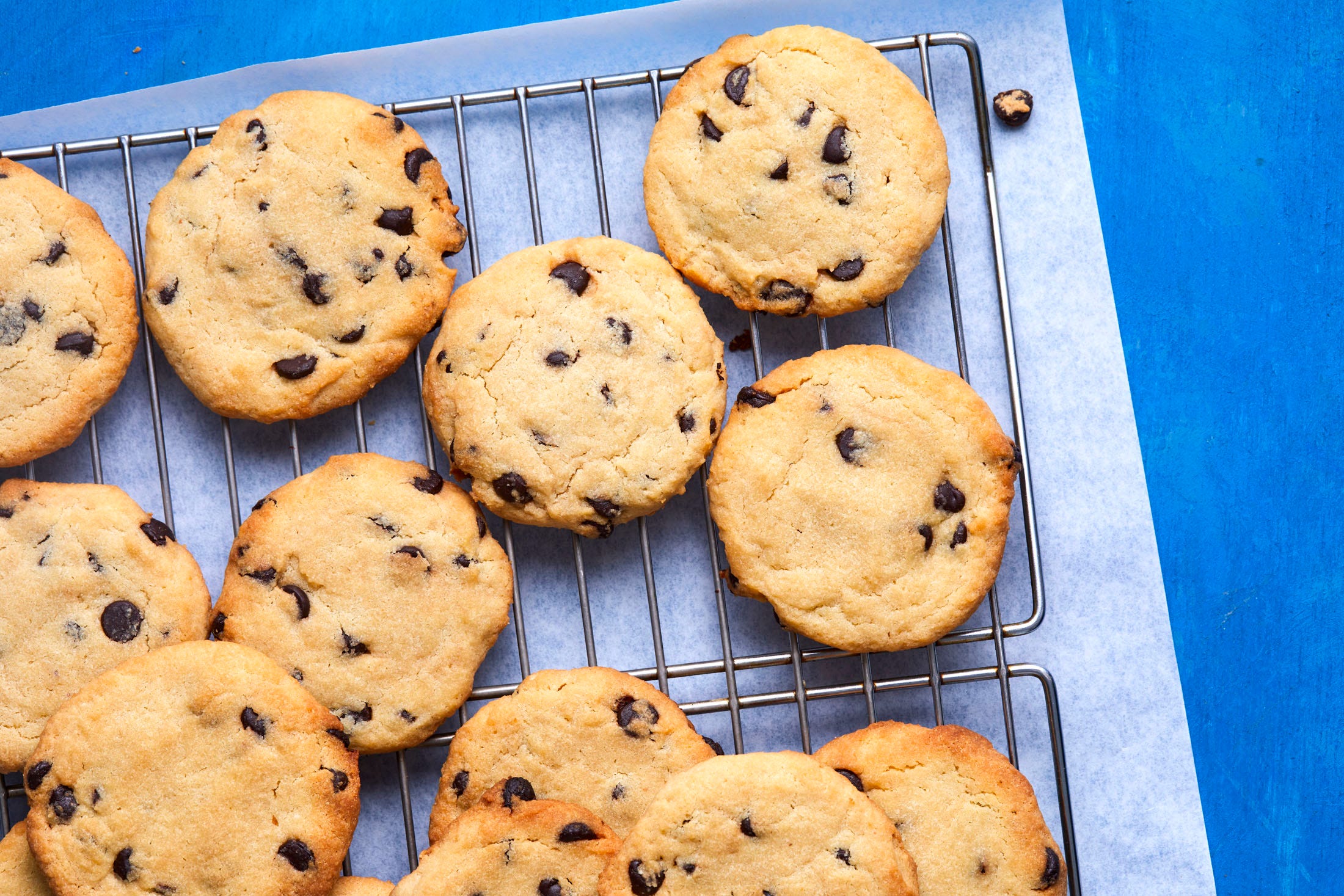 These Keto Chocolate Chip Cookies Are Gluten-Free, Sugar-Free, And Taste AMAZING