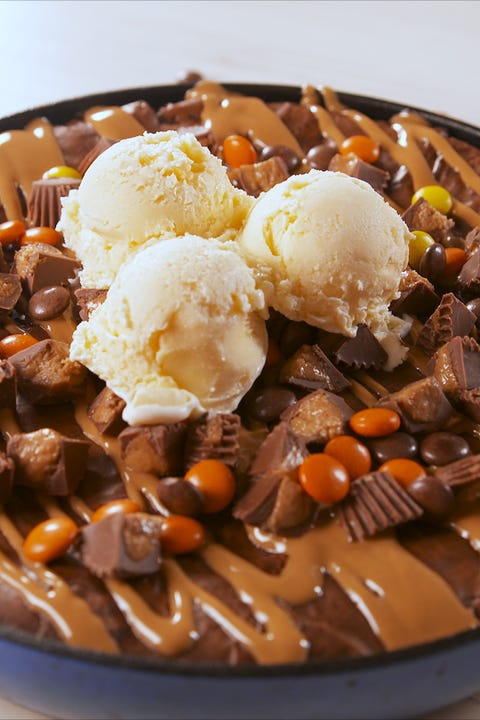 Dish, Food, Cuisine, Ice cream, Sundae, Frozen dessert, Ingredient, Chocolate ice cream, Dessert, Gelato, 