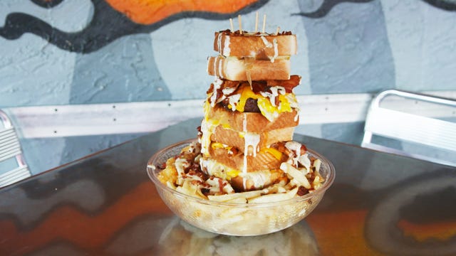 The Vortex Atlanta Sells A Giant 9 600 Calorie Burger The Quadruple Coronary Bypass Is The Biggest Burger You Ve Ever Seen