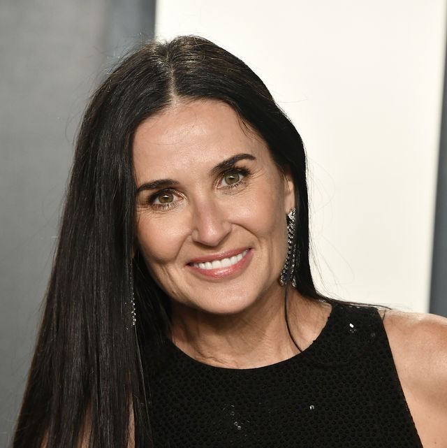 Demi Moore S Bathroom With Shaggy Brown Carpet And Floral Sofa Divides Internet