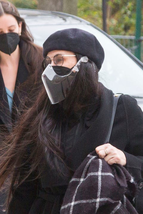 Demi Moore y sus mascarillas, el horror de la semana la actriz, con doble mascarilla, gafas, boina y vestida de negro, en parís