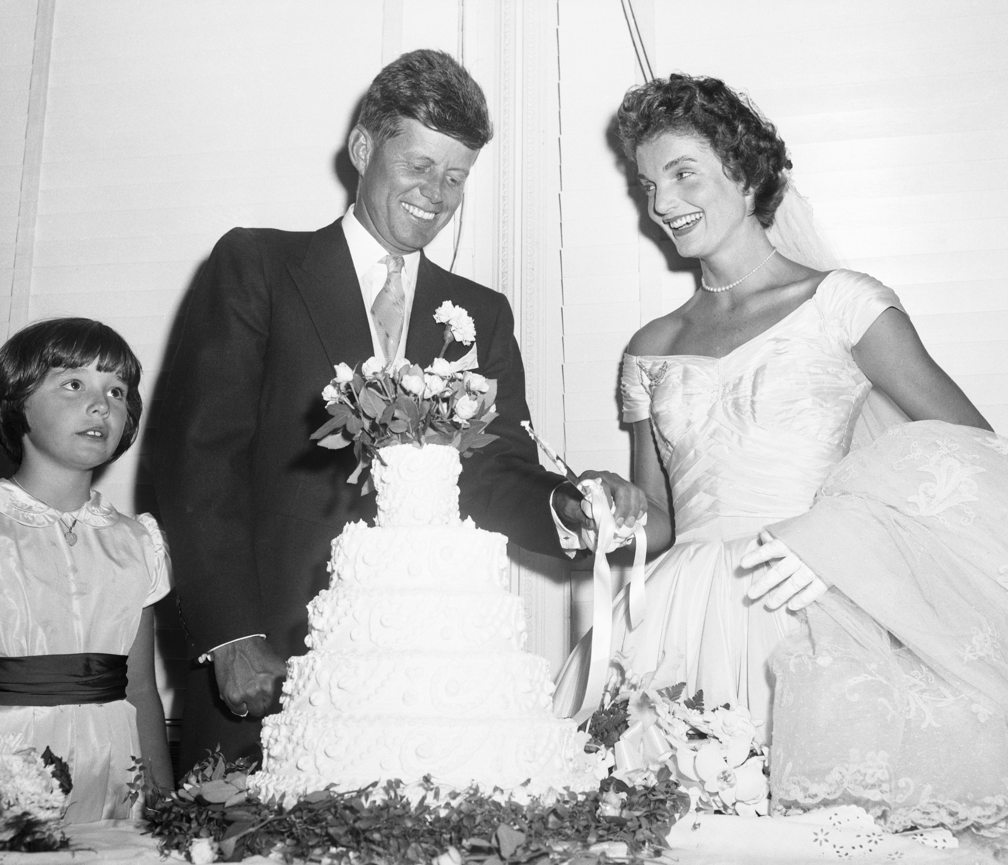 JOHN F 8X10 PHOTO KENNEDY AND NEW WIFE JACQUELINE CUT WEDDING CAKE AB-225 