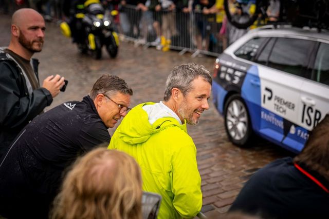 デンマーク王室が世界最大の自転車レース ツール ド フランス に大興奮 フレデリック皇太子は雨のなか応援も ハーパーズ バザー Harper S Bazaar 公式