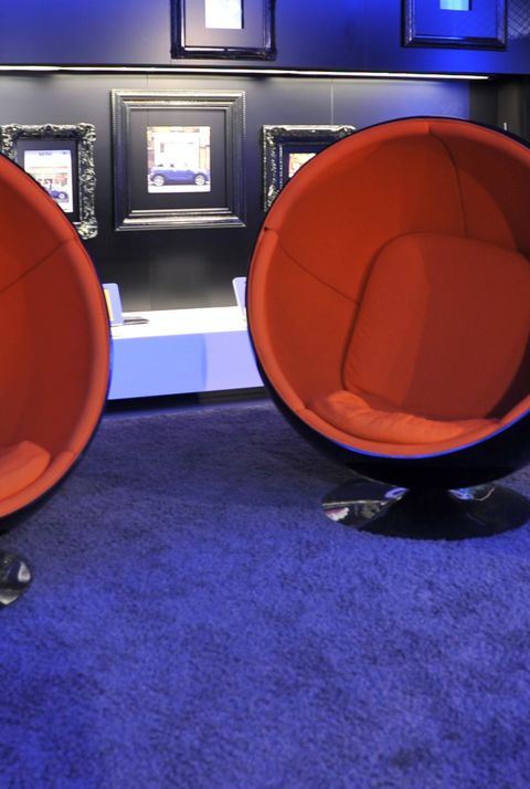 Der legendäre Ball Chair, auch Egg Chair genannt, in der BMW Welt in München