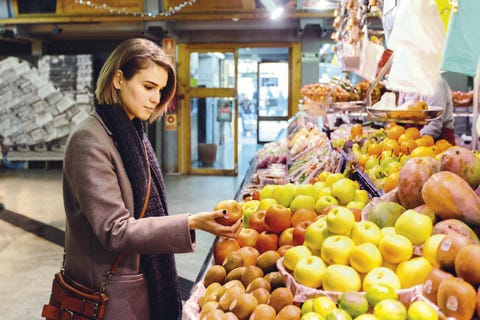 Mujer comprando fruta en el supermercado