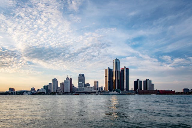 la ligne d'horizon de Detroit sur la rivière Detroit