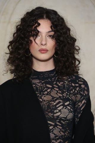 Tagli capelli ricci, il nuovo look di Deva Cassel da Dior