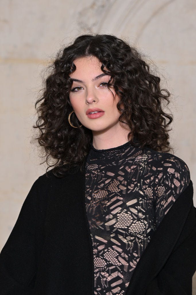1 - Se Deva Cassel con il caschetto riccio è perfetta e ci ricorda mamma Monica Bellucci