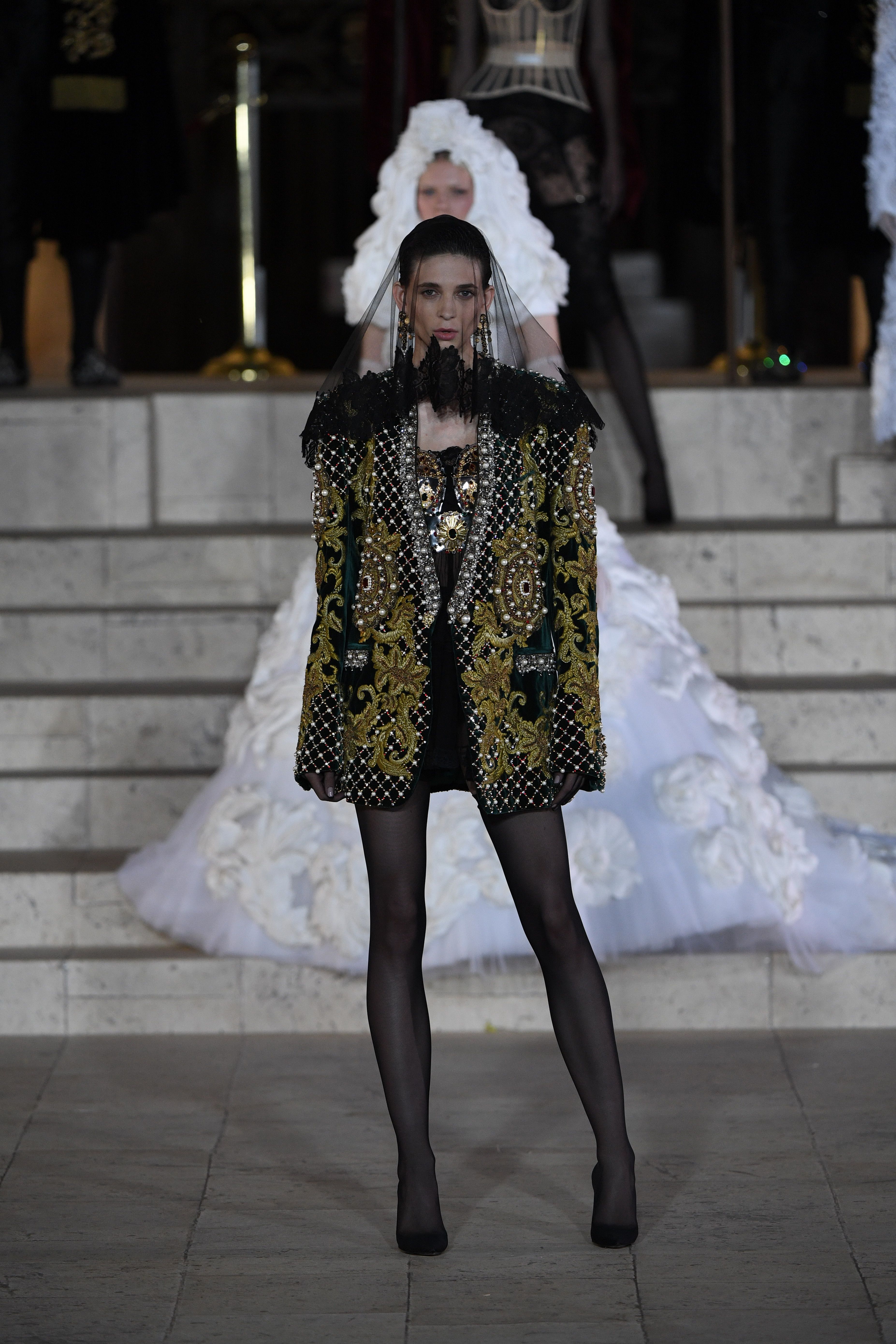 Incomodidad Estúpido Adular Dolce & Gabbana Alta Moda: elegancia barroca eclesiástica