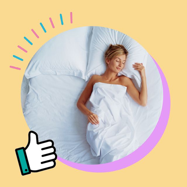 una mujer duerme sola en su cama
