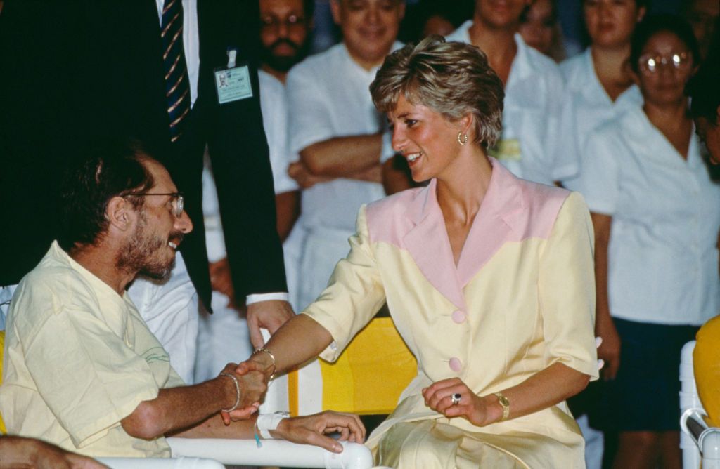 Princess Diana S Famous Photo With An Aids Patient Made An Impact