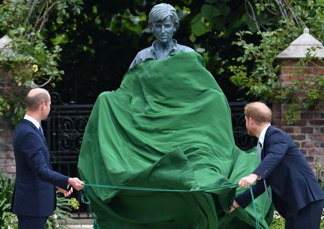 príncipes guillermo y harry estatua homenaje a lady di 60 cumpleaños