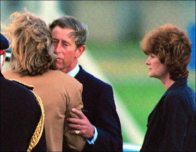 El Príncipe Carlos trayendo el cuerpo de la Princesa Diana desde París en 1997's body back from Paris in 1997