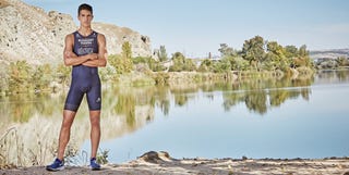 Entrevista con Diego Méntrida el triatleta diego méntrida posa frente a un lago para la portada de runner's world