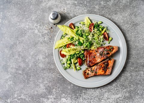 Salmon with fresh salad dieta mediterránea, la más saludabel y la mejor para perder peso