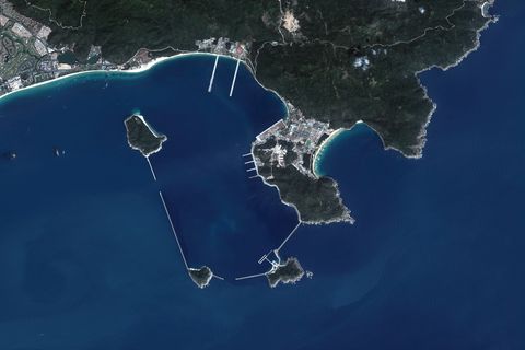 نظرة عامة على صور القمر الصناعي DigitalGlobe لقاعدة يولين البحرية.  وفقًا للعديد من وكالات الاستخبارات ، فإن قاعدة يولين البحرية هي قاعدة بحرية تحت الأرض للغواصات النووية على طول الساحل الجنوبي لجزيرة هاينان ، جمهورية الصين الشعبية.