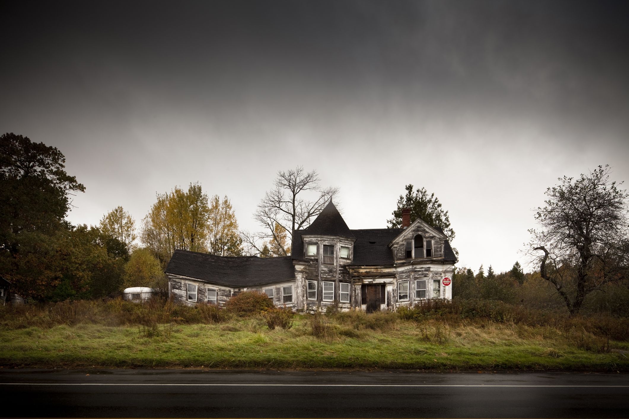 inside haunted mansions