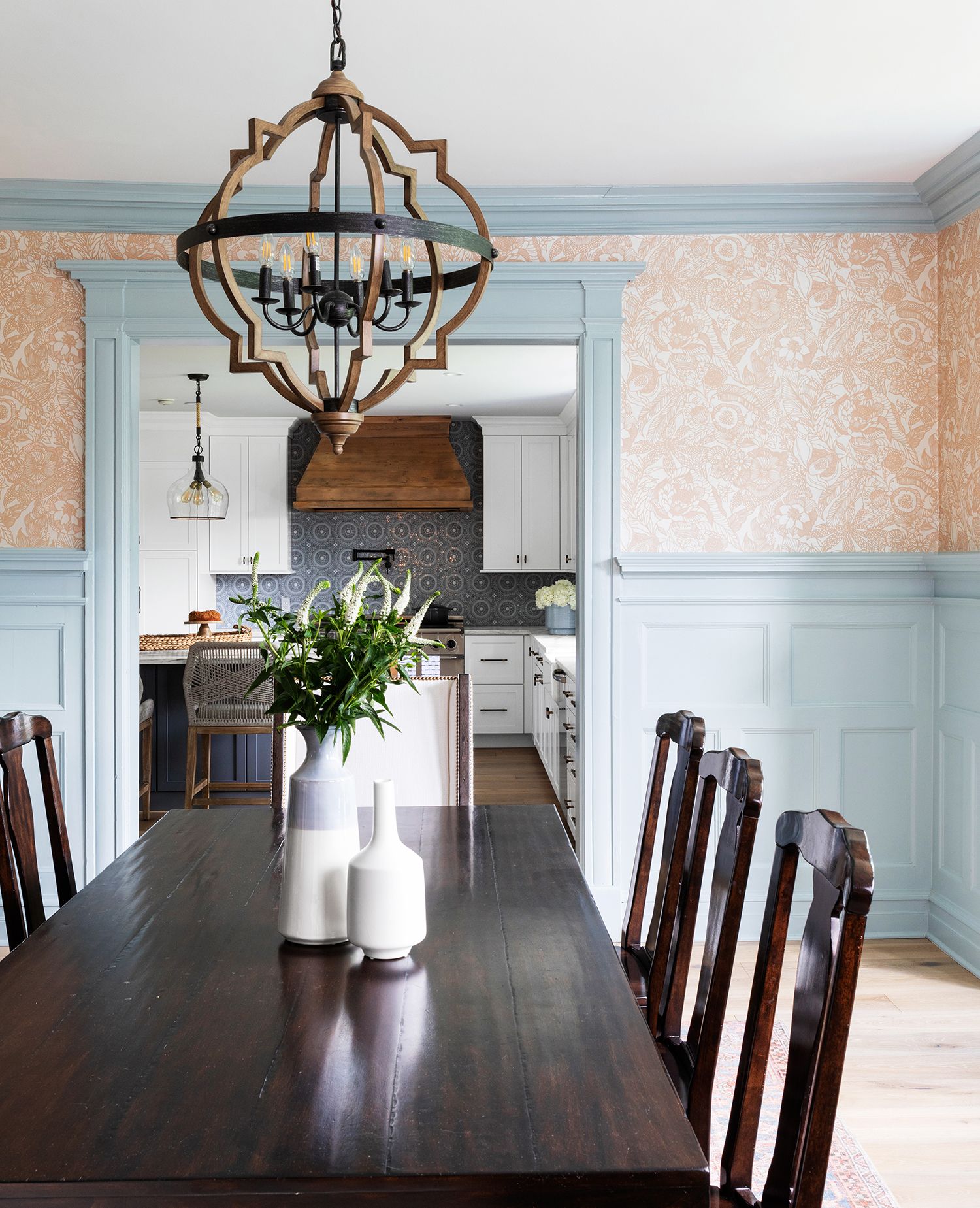 How to Decorate a Dining Room Table 