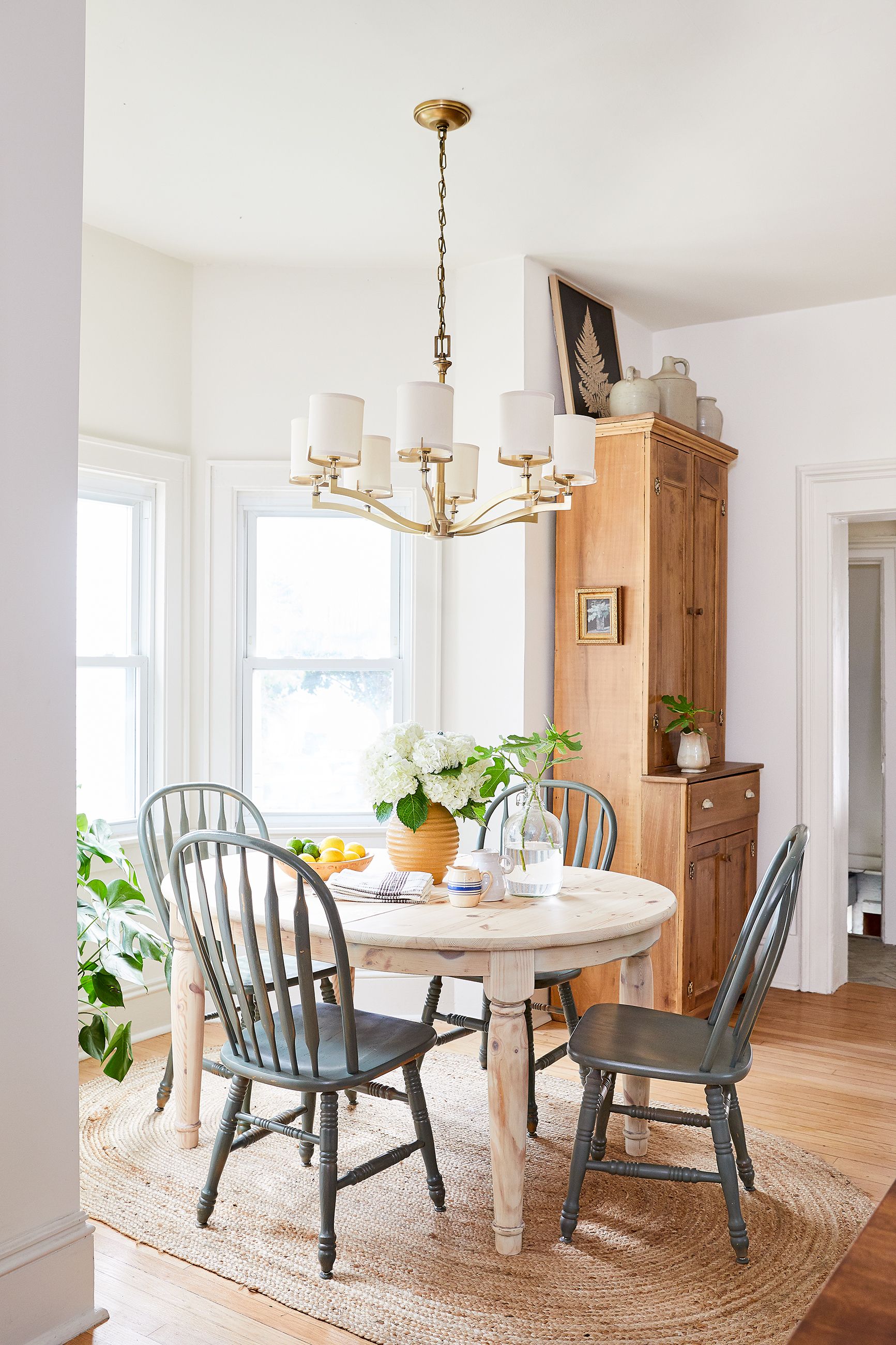 decorating a round dining room table