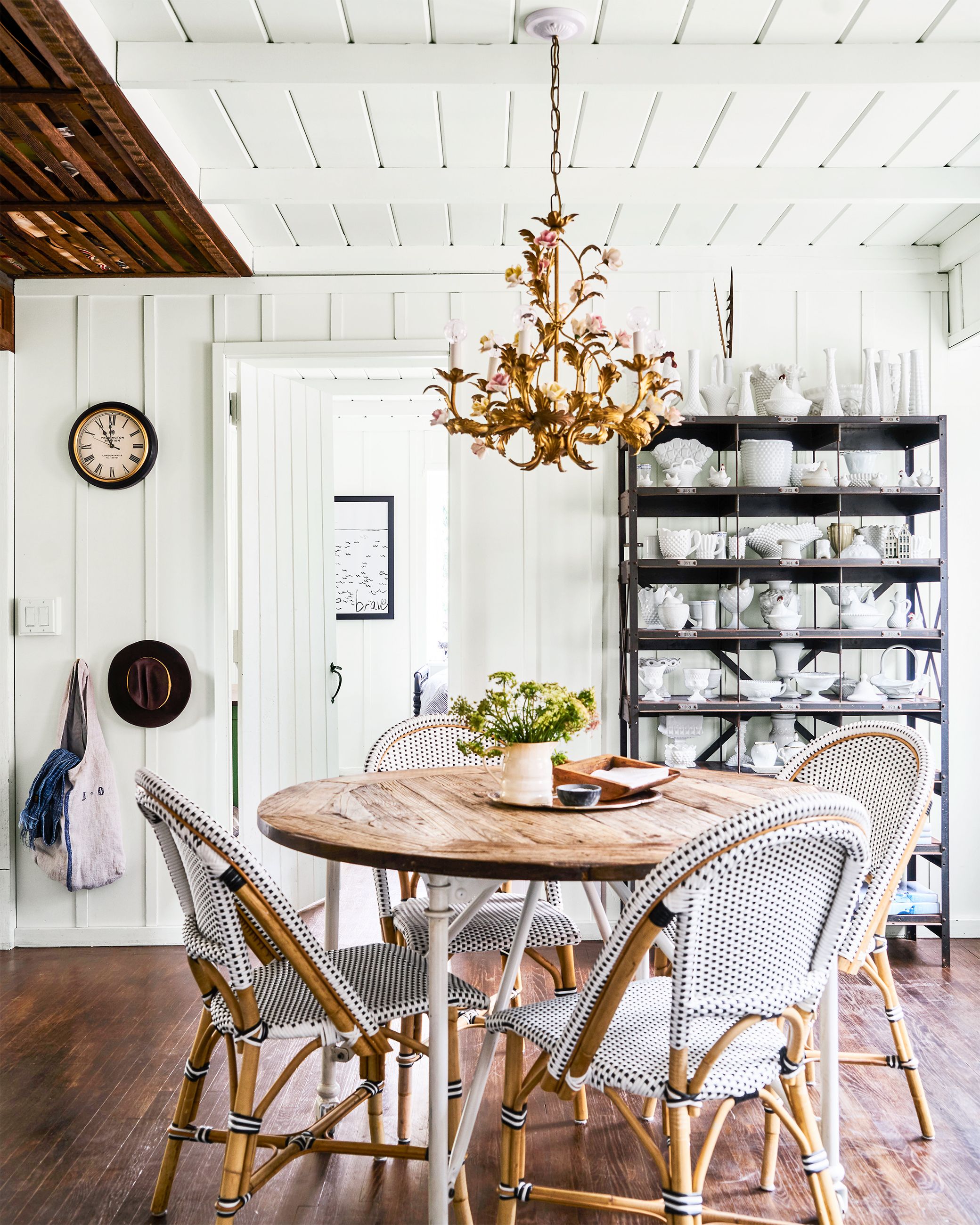 52 Best Dining Room Decorating Ideas, Can Chandelier Be Wider Than Tablecloth