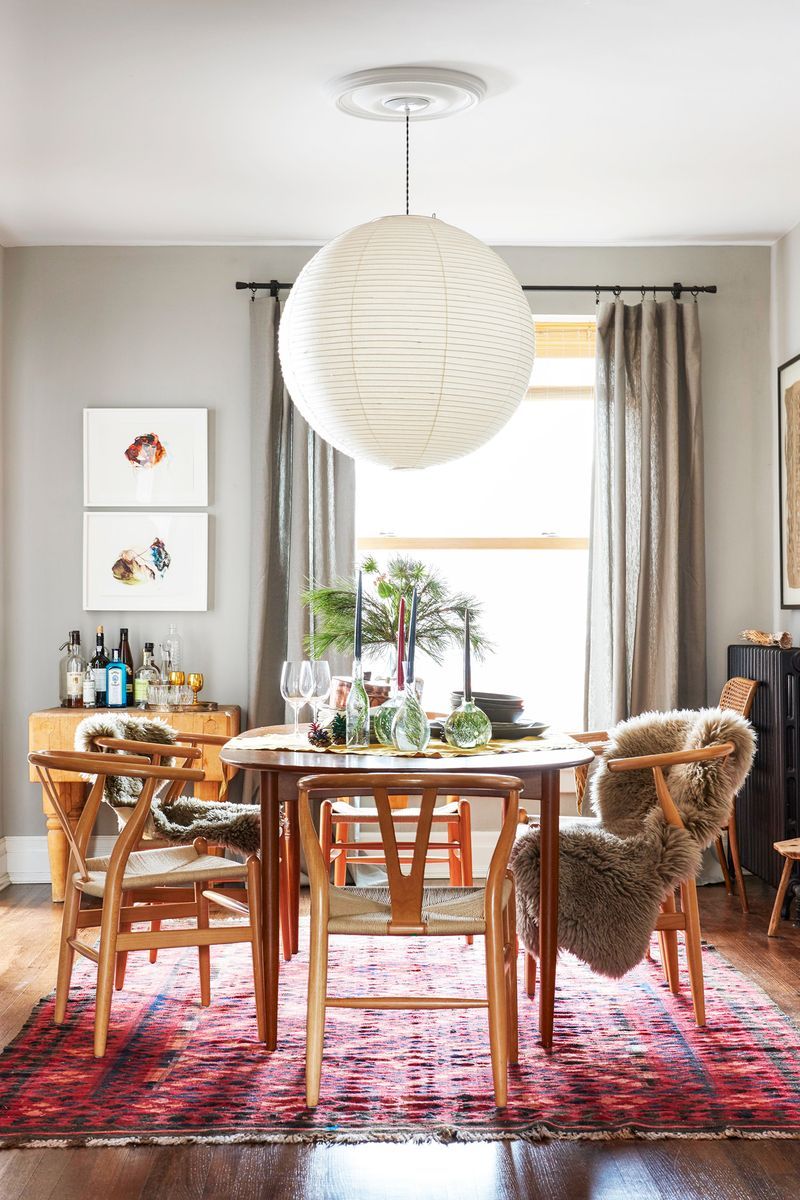 Featured image of post Behind The Couch Dining Table : The symmetrical sofa table with 2 lamps &amp; 2 baskets.