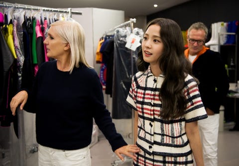 jisoo touring dior with the house's creative director﻿﻿ maria grazia chiuri