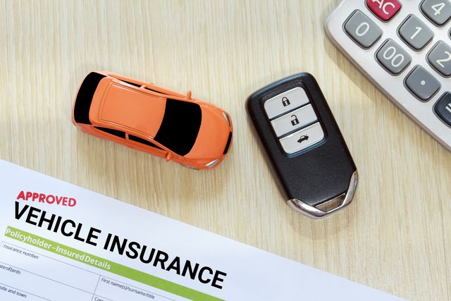 Tir directement au-dessus du formulaire de réclamation d'assurance automobile avec jouet et clé sur la table