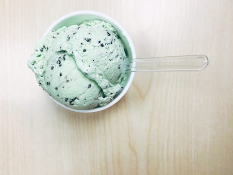 Acima da foto de sorvete de menta na tigela sobre a mesa Acima da foto de sorvete de menta na tigela sobre a mesa