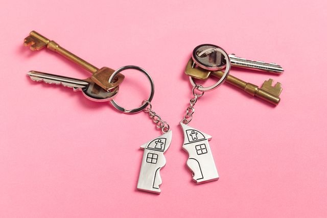 divorce house keys on pink