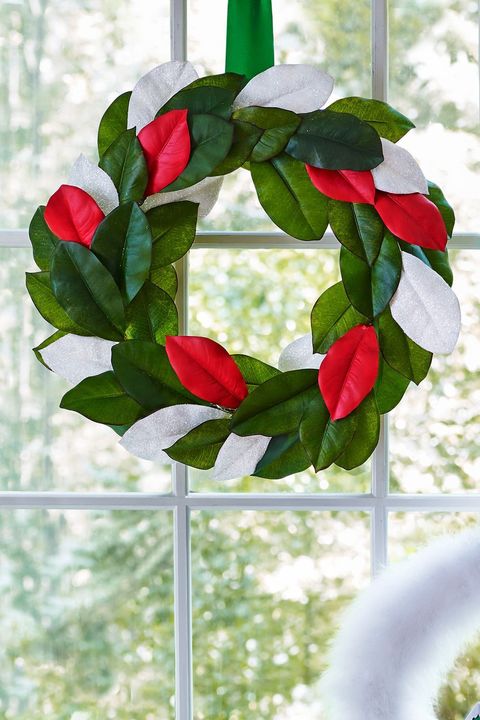 christmas wreath ideas  classic colors leaf wreath