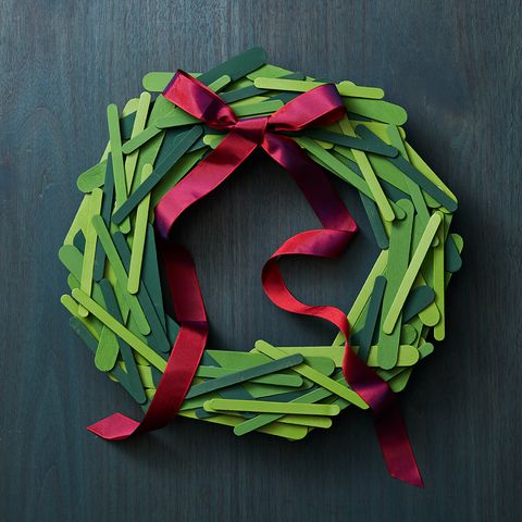 diy christmas wreaths, green popsicle stick wreath with a red ribbon
