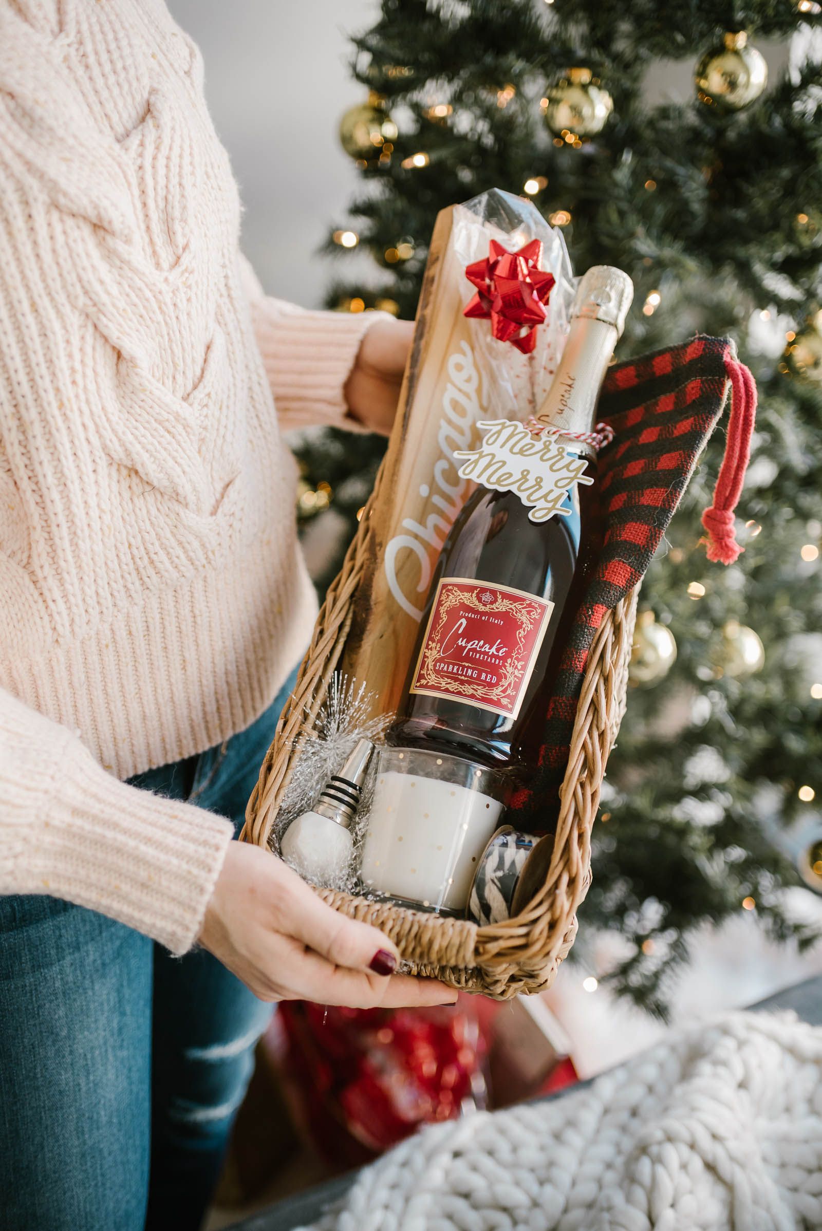 25 DIY Christmas Gift Basket Ideas 