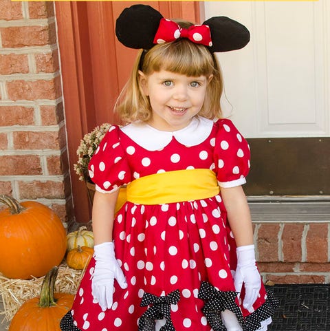 niña con vestido de lunares rojo y blanco vestido de lunares con guantes y faja amarilla