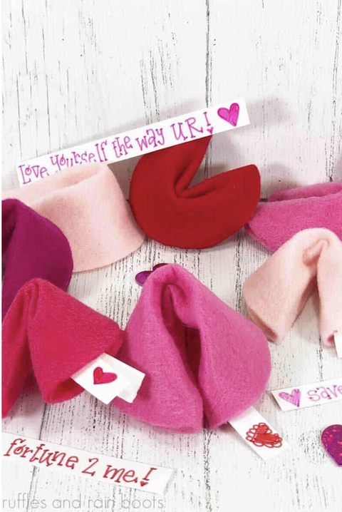 diy valentine gifts, red and pink felt fortune cookies