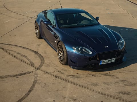 ένα 2007 aston martin v8 πλεονέκτημα σε ένα πάρκινγκ