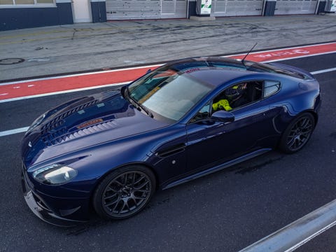 ένα 2007 aston martin v8 πλεονέκτημα σε ένα paddock πίστα αγώνων