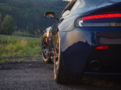 aston martin v8 πλεονέκτημα
