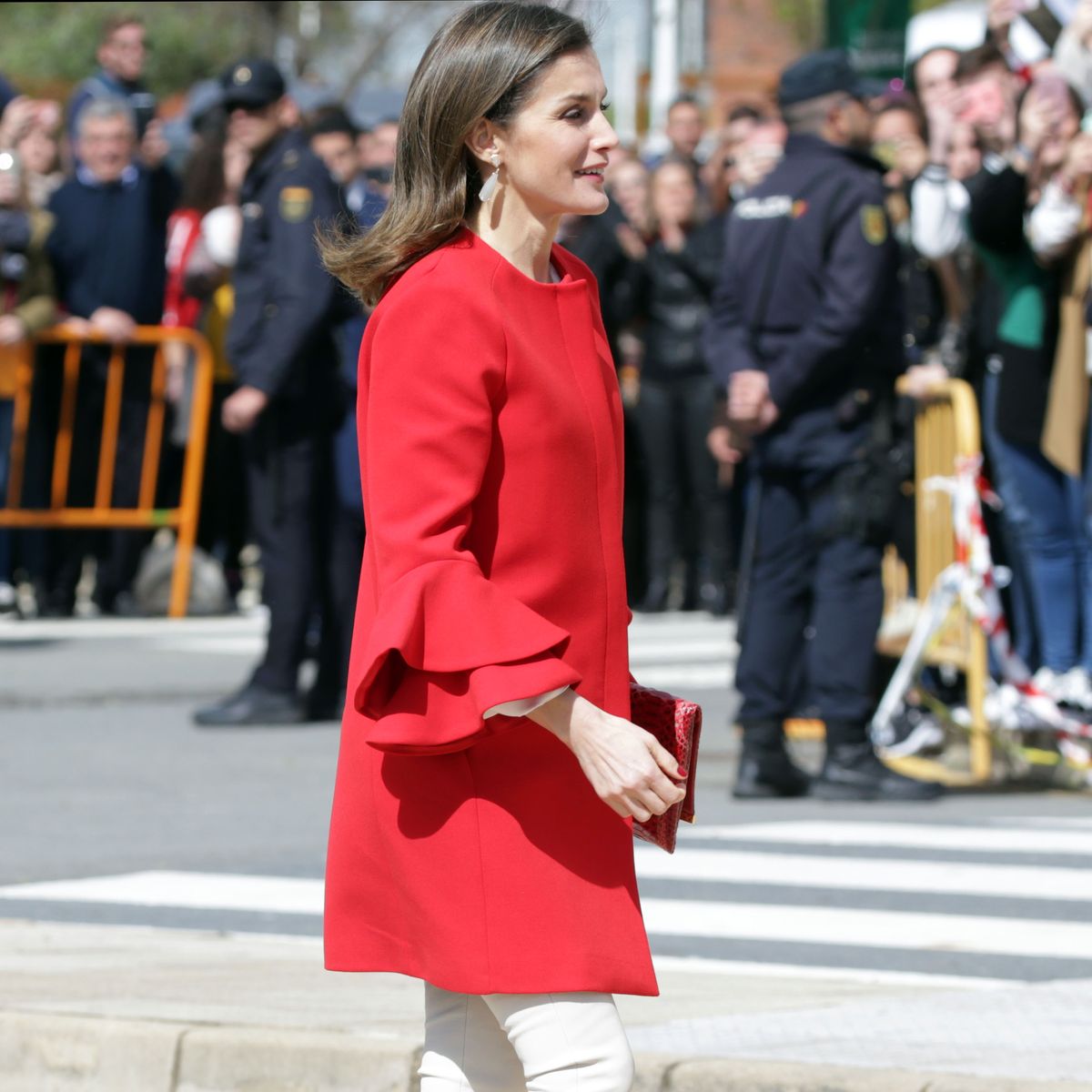 Letizia repite abrigo de Zara - La reina apuesta un total look de