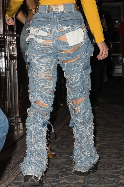 Bella Hadid lleva los vaqueros rotos a otro nivel Bella Hadid y sus jeans rotos París