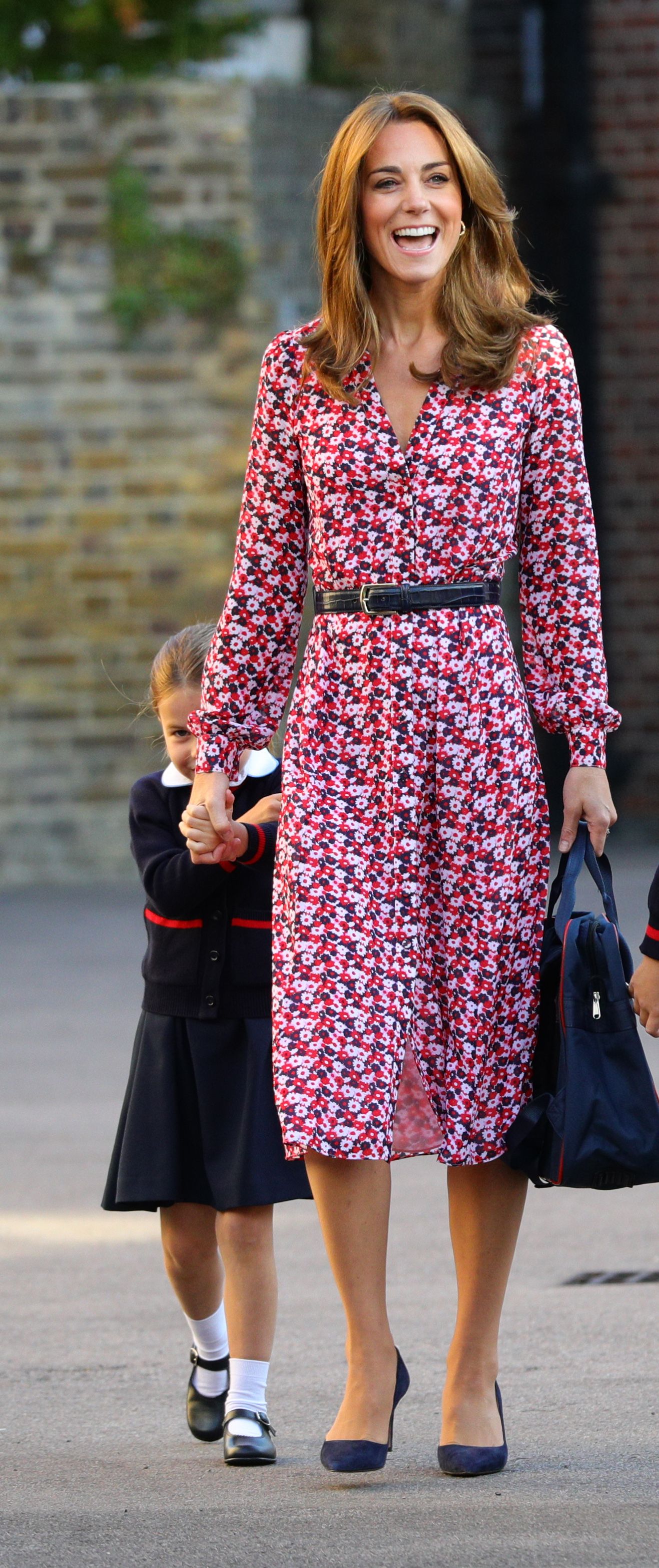 impermeable textura Tratado Kate Middleton acompaña a Charlotte en su primer día de colegio