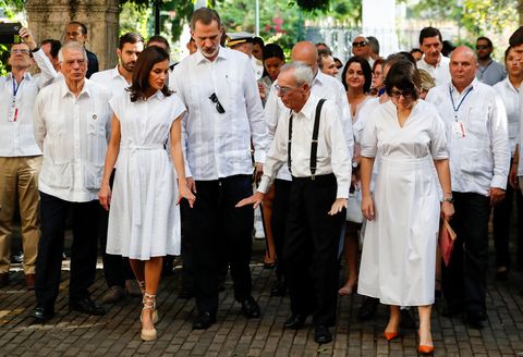 Letizia y Felipe pasean por la Plaza de Armas de la Habana