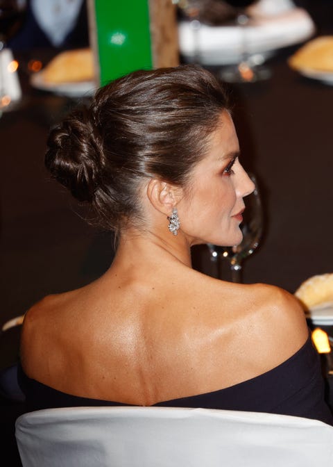 LETIZIA CON VESTIDO PALABRA DE HONOR AZUL letizia con vestido palabra de honor azul