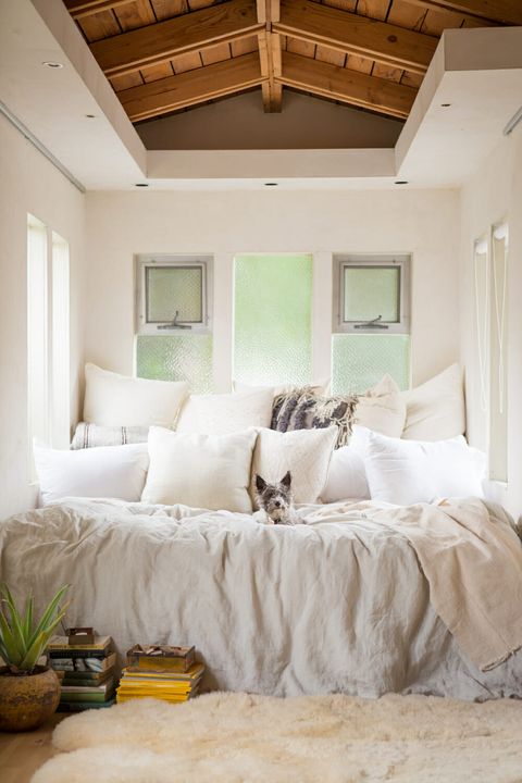 21 dreamy guest bedroom ideas and essentials
