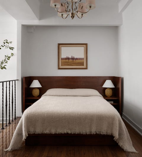 bedroom, fawn throw rug, wooden headboard, white shade lamps