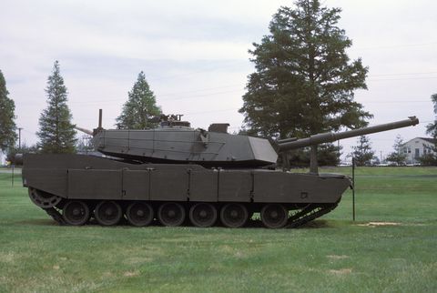 El prototipo de tanque de batalla principal m1 abrams original del ejército de los EE. UU. en exhibición en el campo de pruebas de aberdeen del ejército de EE. UU.