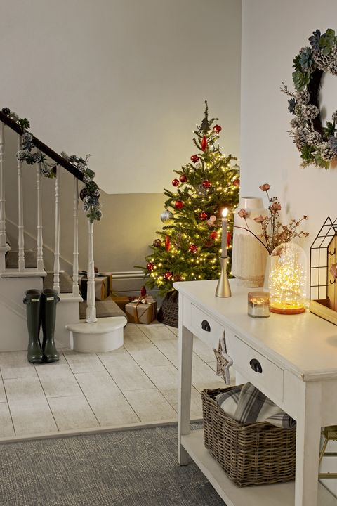 4 Steps To Creating A Welcoming Christmas Entrance In Your Home