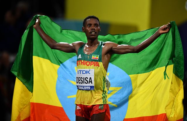 el etíope lelisa desisa celebra con la bandera de etiopía su título mundial de maratón en el mundial de atletismo de doha 2019