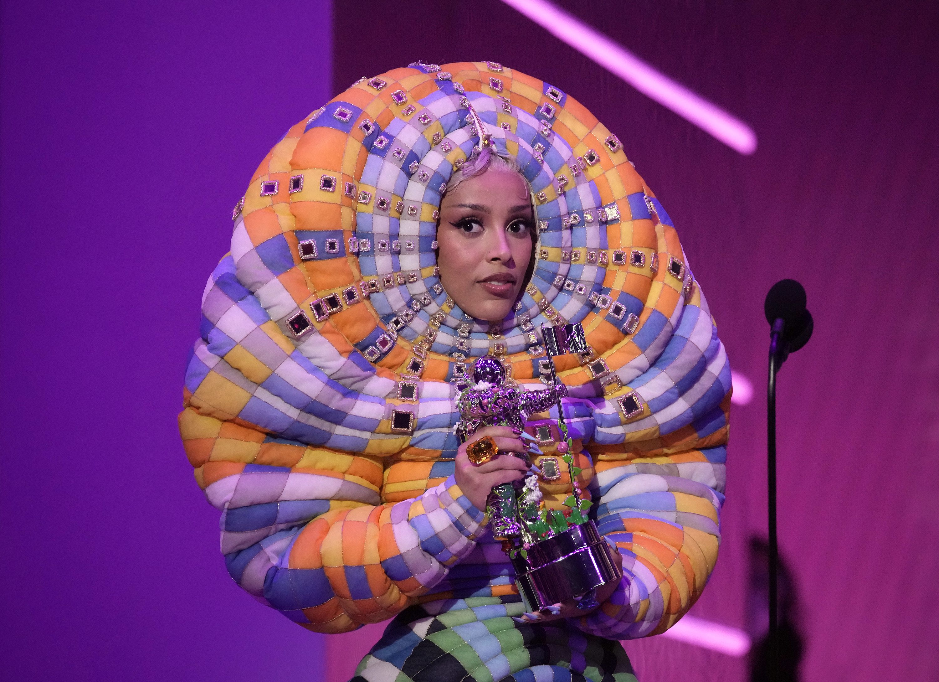 doja cat accepts the best collaboration award for kiss me news photo 1631502436
